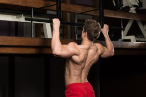 This is a good example of keeping a natural arch and pulling your chest to the bar.